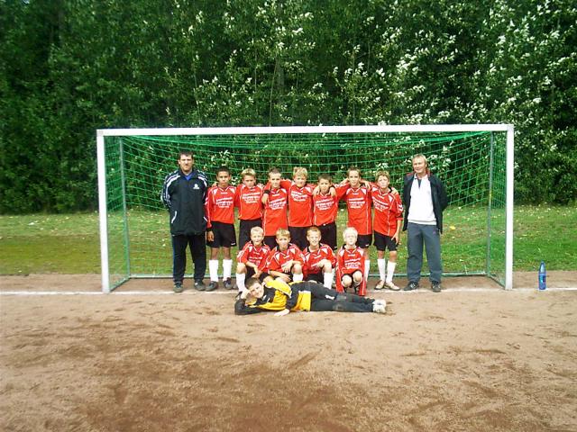Das Siegerteam mit Trainer und Betreuer
