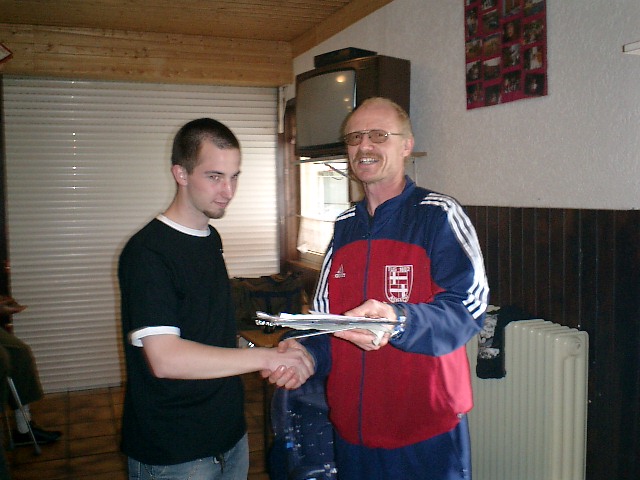 Robert Winter gratuliert zum 3. Platz dem FC-Fan-Club
