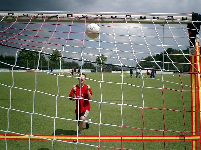 Volle Konzentration bei der Kopfball-Uebung
