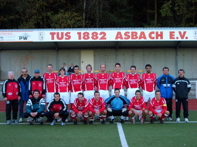 TUS  I mit den neuen Trikots der BASLER-Versicherung
