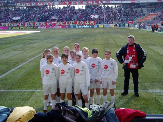 TuS- Mädchen mit ihrem Betreuer P. Kumpfert (1.FC Köln) 
