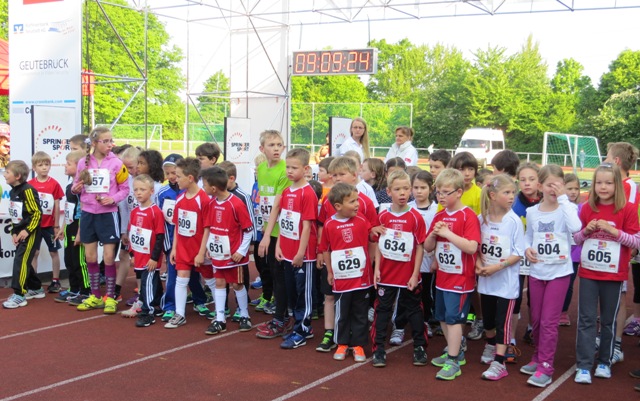 warten auf den Startschuss zum 800 m - Lauf
