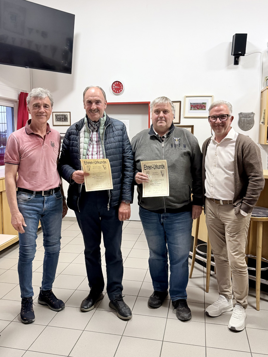 Goldene Ehrennadel an Heinz-Josef Klein (Mitte links) und Norbert Ditscheid (Mitte rechts) durch die beiden TuS-Vorsitzenden Frank Sprau und Peter Germscheid

