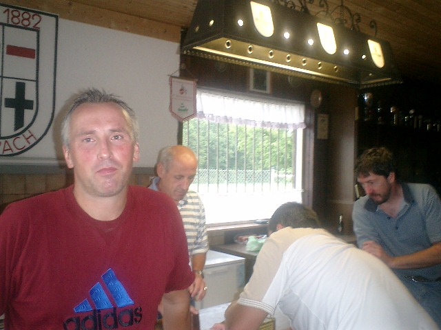 Volle Konzentration beim Knobeln in der 