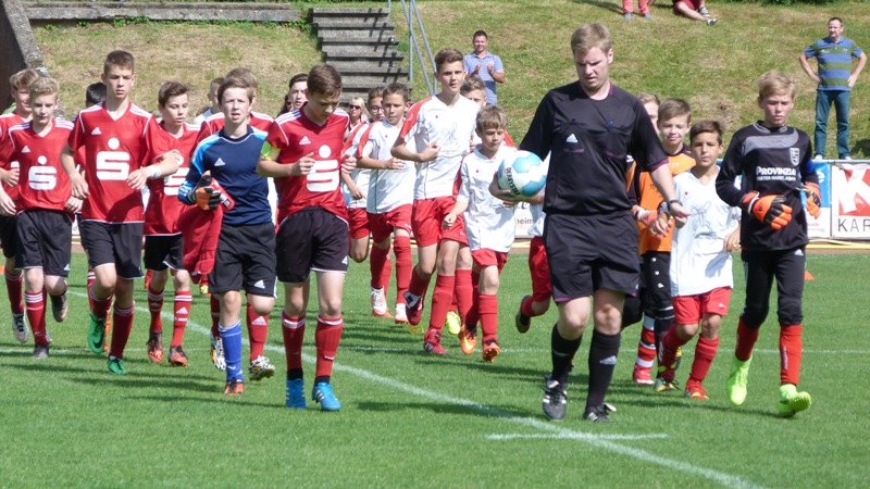 Einlaufen vor dem ersten Spiel gegen Eisbachtal
