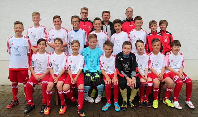 Die Mannschaft mit Sponsor und den neuen Trikots 
