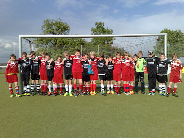 schönes Gruppenbild der gesamten E-Jugend vom TUS
