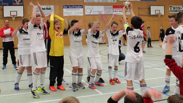 Hier ist der Pokal
