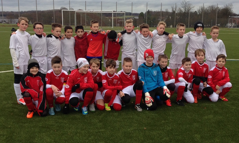 Freundschaftlich beide Teams vor dem Spiel. Asbach vorne.
